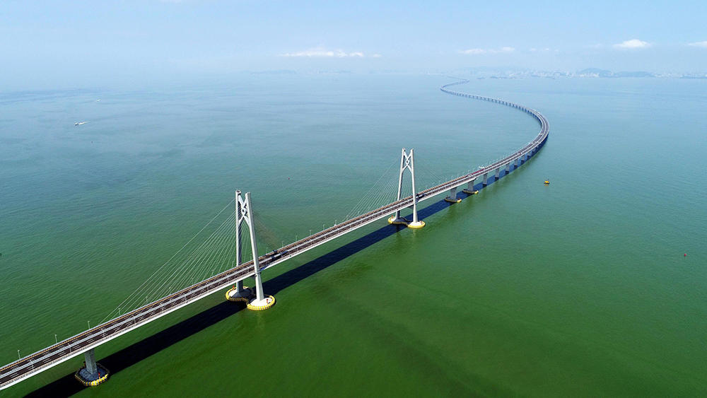 探索未来的繁荣之路，解析与落实澳门与香港正版免费资本车在2025的新发展,2025新澳门和香港正版免费资本车,全面释义、解释与落实